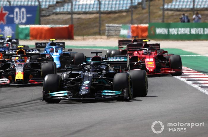 Lewis Hamilton, Mercedes W12, Sergio Pérez, Red Bull Racing RB16B, Carlos Sainz Jr., Ferrari SF21, Esteban Ocon, Alpine A521