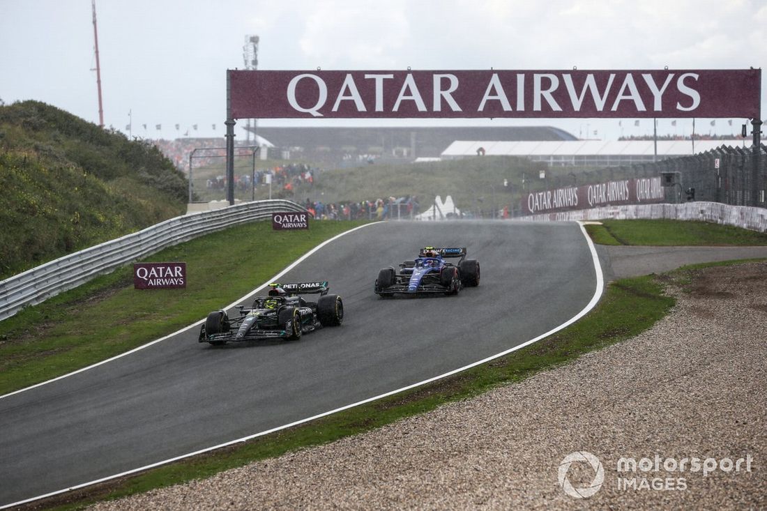 Sir Lewis Hamilton, Mercedes F1 W14, lidera Logan Sargeant, Williams FW45