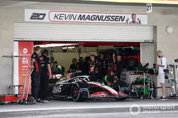 Oliver Bearman, Haas VF-23, sale del garaje