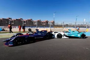 Tom Dillmann, NIO Formula E Team, NIO Sport 004, colpisce Robin Frijns, Envision Virgin Racing, Audi e-tron FE05, in pit lane