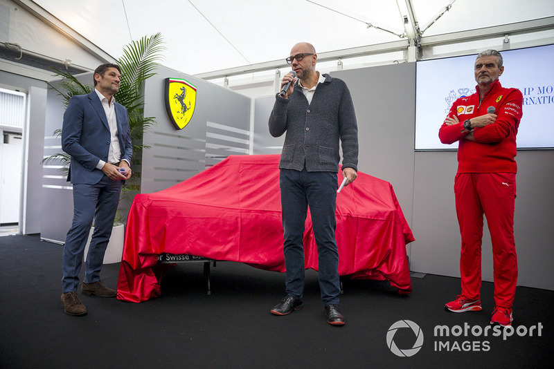 Мауріціо Аррівабене, керівник команди Ferrari , презентує нову ліврею