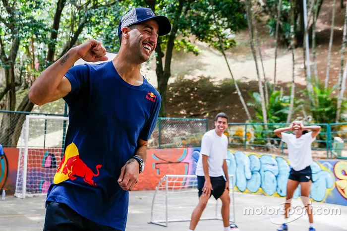 Max Verstappen y Daniel Ricciardo, Red Bull Racing juegan Futsal en Brasil