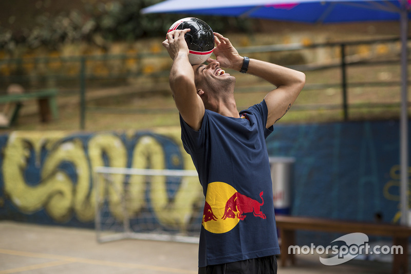 Max Verstappen y Daniel Ricciardo, Red Bull Racing juegan Futsal en Brasil