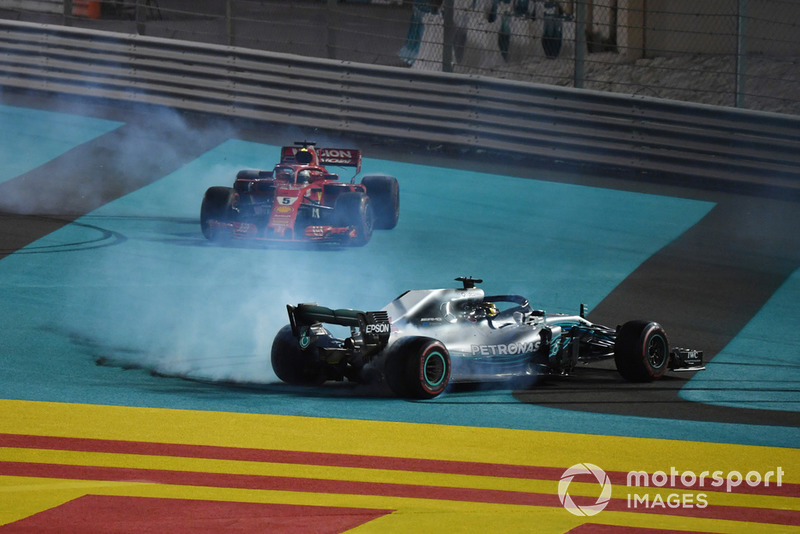 Lewis Hamilton, Mercedes-AMG F1 W09 y Sebastian Vettel, Ferrari SF71H hace donas al final de la carrera