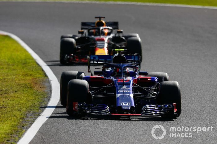 Pierre Gasly, Scuderia Toro Rosso STR13, y Daniel Ricciardo, Red Bull Racing RB14