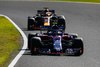 Pierre Gasly, Scuderia Toro Rosso STR13, precede Daniel Ricciardo, Red Bull Racing RB14