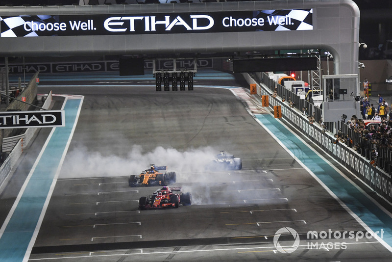 Lewis Hamilton, Mercedes-AMG F1 W09, Sebastian Vettel, Ferrari SF71H et Fernando Alonso, McLaren MCL33 font des donuts après la course