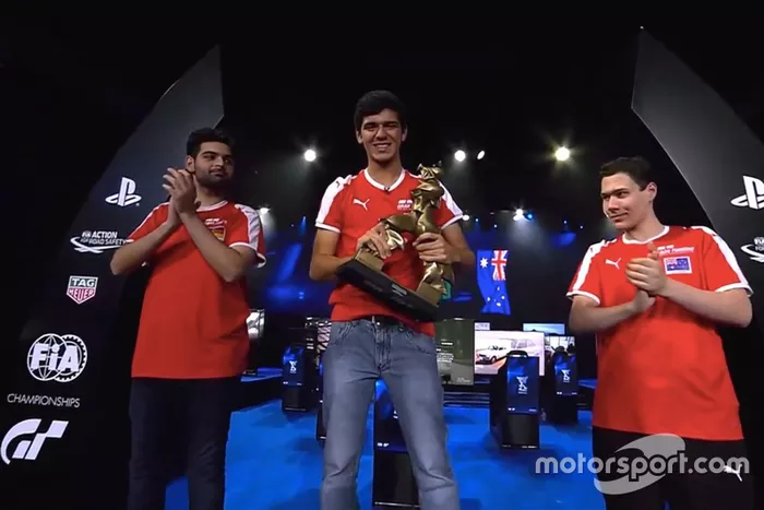 Igor Fraga en el podio de FIA GT Sport