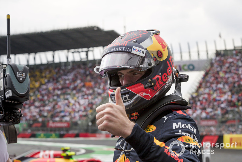 Ganador de la carrera Max Verstappen, Red Bull Racing celebra en parc ferme