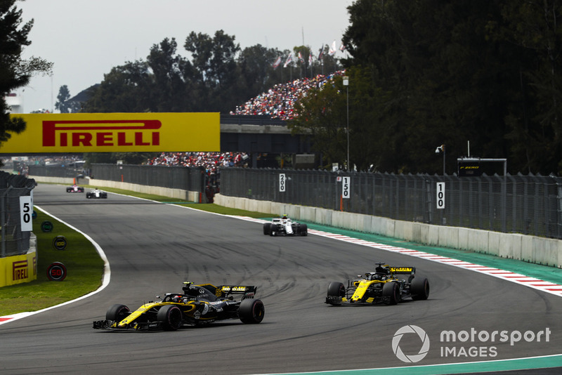Carlos Sainz Jr., Renault Sport F1 Team R.S. 18, leads Nico Hulkenberg, Renault Sport F1 Team R.S. 18, and Charles Leclerc, Sauber C37
