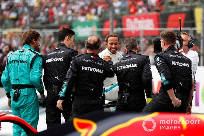 Los campeones de ese año, Hamilton en pilotos y Mercedes en equipos
