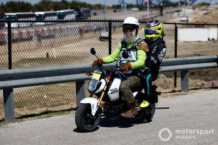 Lewis Hamilton, del equipo Mercedes-AMG F1 Team, regresa a boxes tras hacer un trompo y abandonar la carrera.