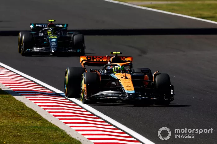 Lando Norris, McLaren MCL60, Lewis Hamilton, Mercedes F1 W14