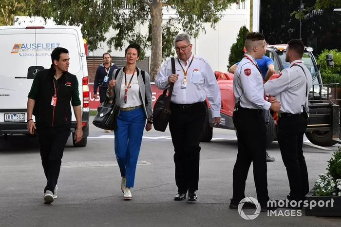 Ross Brawn, Managing Director of Motorsports, FOM, arriva nel paddock