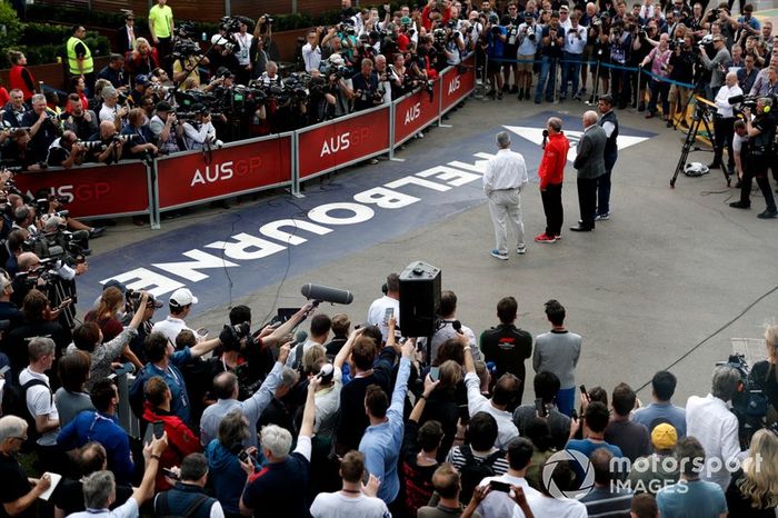 Todos los medios que cubrían el evento atienden las explicaciones de la cancelación del GP de Australia
