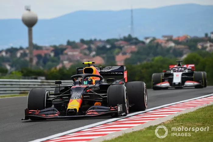 Alex Albon, Red Bull Racing RB16, y Romain Grosjean, Haas VF-20
