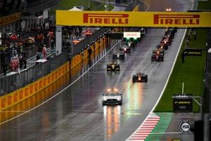 The Safety Car leads Yuki Tsunoda, Carlin, Guanyu Zhou, UNI-Virtuosi, Jehan Daruvala, Carlin, and the rest of the field away for the start