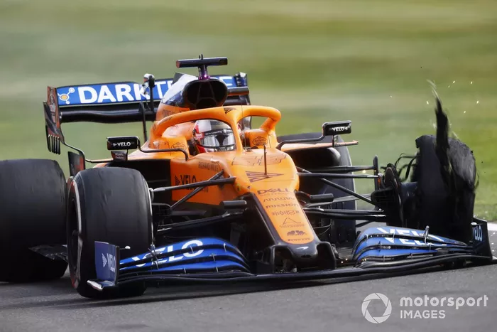 Carlos Sainz, McLaren MCL35 con un pinchazo