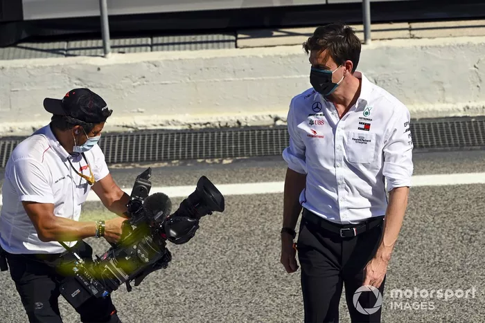 Toto Wolff, Director Ejecutivo, Mercedes AMG y Jean Michel Tibi, Camarógrafo FOM