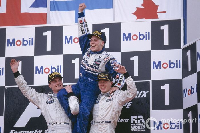 Podio: Jacques Villeneuve, Williams, celebra el haber sido campeón del mundo con los pilotos de McLaren Mercedes David Coulthard y Mika Hakkinen