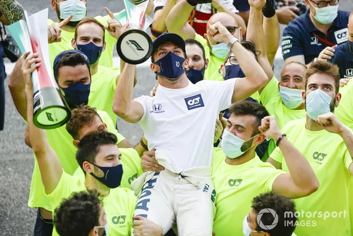 Ganador Pierre Gasly, AlphaTauri, se sube a los hombros de su equipo para celebrar