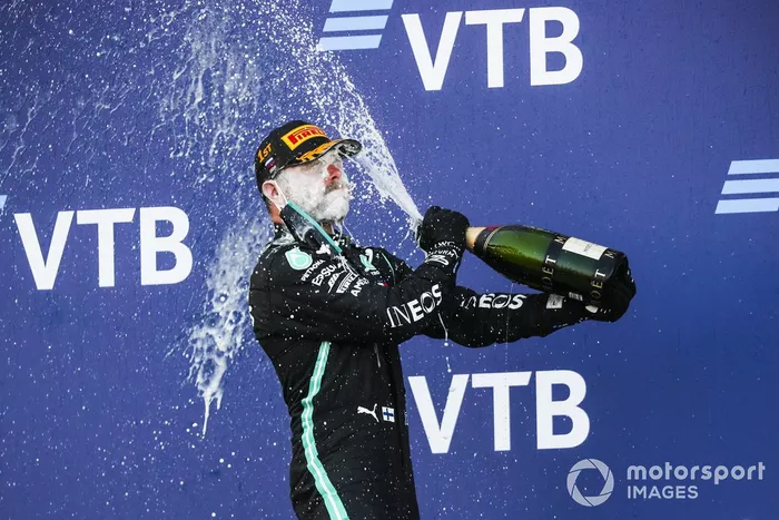 Podio: ganador Valtteri Bottas, Mercedes-AMG F1