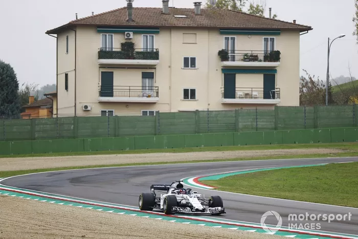 Yuki Tsunoda in actie op Imola