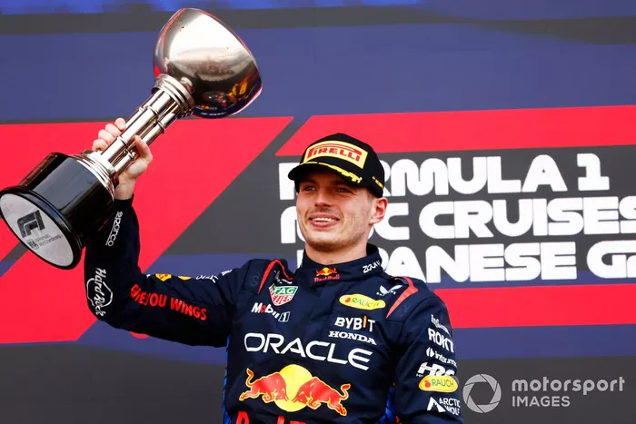 Max Verstappen, Red Bull Racing, 1ère position, soulève le trophée des vainqueurs.