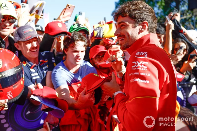 Charles Leclerc, Scuderia Ferrari, signe des autographes pour les fans 