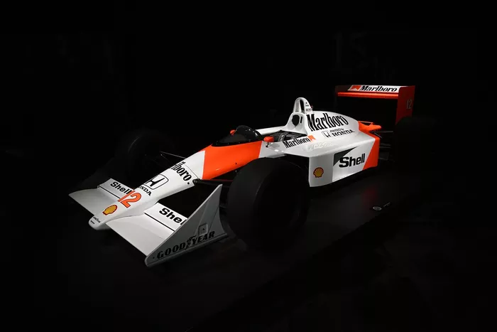 7位:マクラーレン・ホンダMP4/4(1988年): 世代最強を欲しいままにした1台。16戦中15勝を挙げるという、無類の強さを発揮した。F1の長い歴史上、ここまでの強さを誇ったマシンは他にほとんどない。 ゴードン・マーレイ設計のシャシーは、徹底的に低重心化され、ハンドリングに好影響を与えた。また、それに搭載されたホンダのV6ターボエンジンも最強……まさに付け入る隙がなかった。 ドライバーはアイルトン・セナとアラン・プロスト。この年はセナが初載冠を果たしたが、後々ふたりの軋轢は悪化していくことになる。
