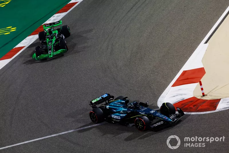 Lance Stroll, Aston Martin AMR24 e Valtteri Bottas, Team Stake F1 Kick Sauber C44 
