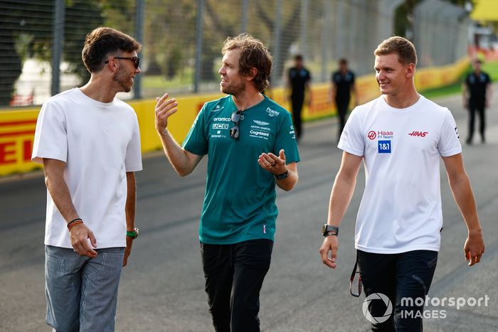 Pierre Gasly, Scuderia AlphaTauri, Sebastian Vettel, Aston Martin, Mick Schumacher, Haas F1 Team, en el paseo al circuito