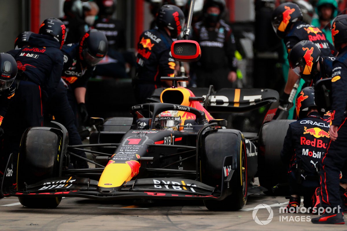 Verstappen: "Bu dubleyi hak ediyoruz" 1 Formula 1 Haberleri - F1 Puan Durumu Max Verstappen, Red Bull Racing RB18, in the pits