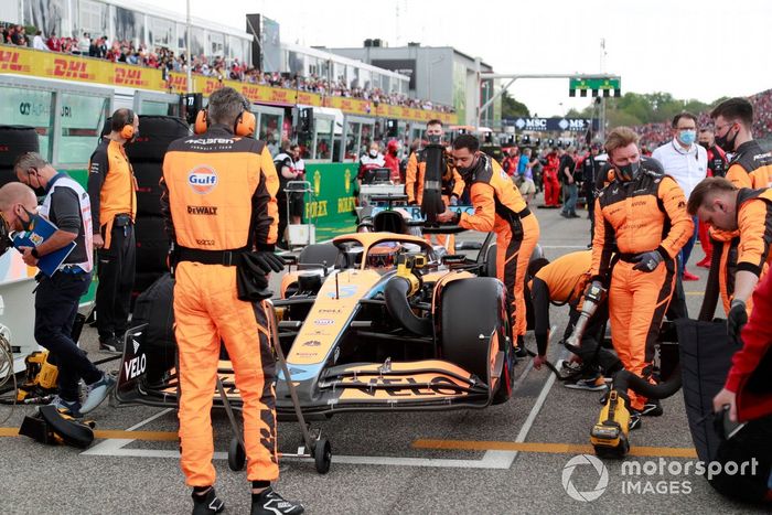 Daniel Ricciardo, McLaren MCL36, en la parrilla