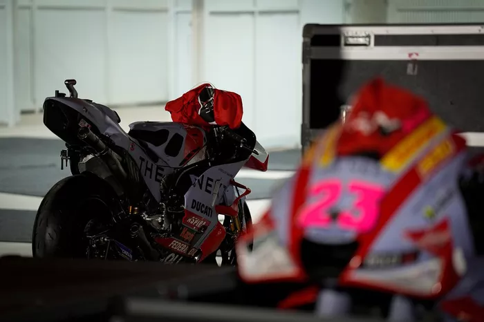 Llegada de carga de los equipos de MotoGP al circuito