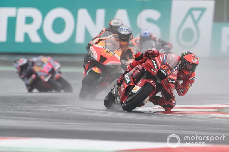 Francesco Bagnaia, devant un groupe emmené par Pol Espargaró
