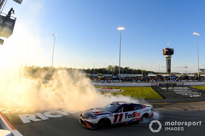 Ganador Denny Hamlin, Joe Gibbs Racing, FedEx Express Toyota Camry
