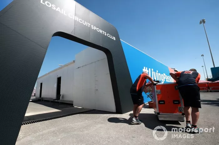 Los equipos de MotoGP empacando