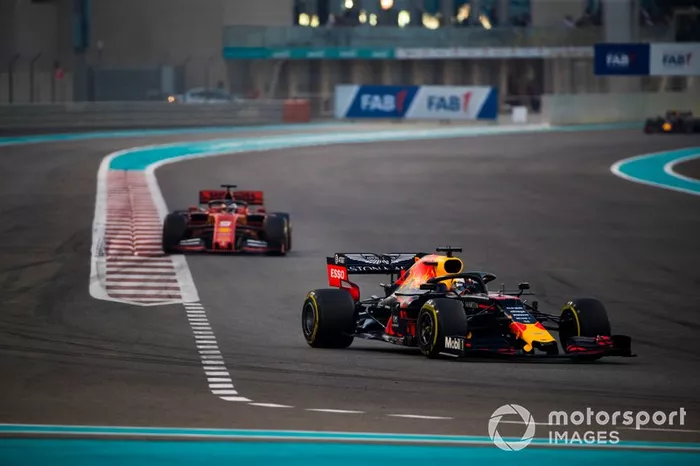 Max Verstappen, Red Bull Racing RB15, precede Sebastian Vettel, Ferrari SF90
