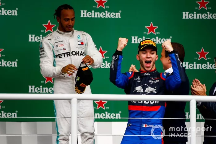 Podio: segundo lugar Pierre Gasly, Toro Rosso y el tercer lugar Lewis Hamilton, Mercedes AMG F1 
