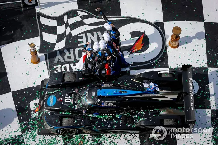 #10 Wayne Taylor Racing Cadillac DPi: Renger Van Der Zande, Ryan Briscoe, Scott Dixon festeggiano la vittoria