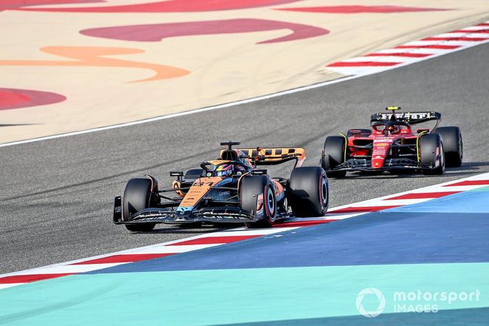 Oscar Piastri, McLaren MCL60, Carlos Sainz, Ferrari SF-23