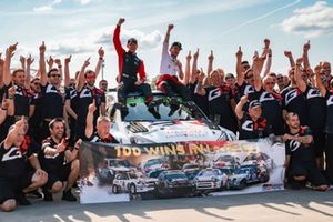 Podio: Ganadores Oliver Solberg, Elliott Edmondson, Toyota Gazoo Racing WRT Toyota GR Yaris Rally1 con el equipo