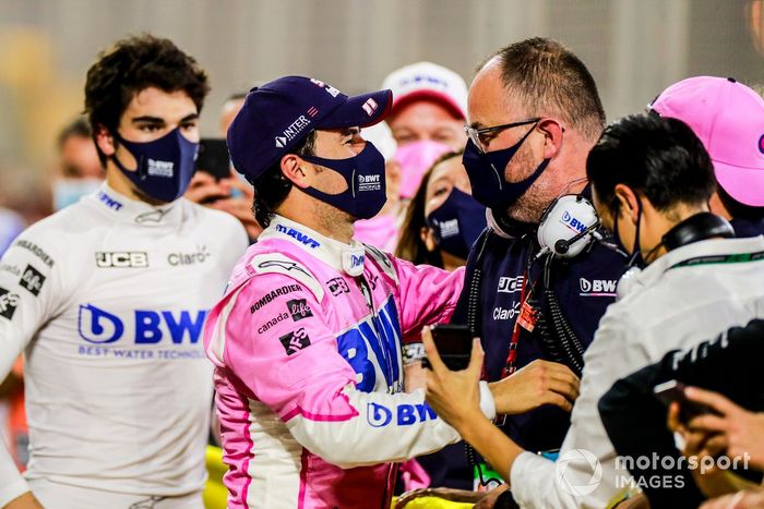 Ganador Sergio Pérez, Racing Point, celebra en el Parc Ferme con su equipo