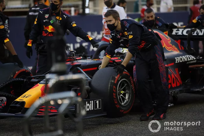 Sergio Pérez, Red Bull Racing RB16B, llega a la parrilla