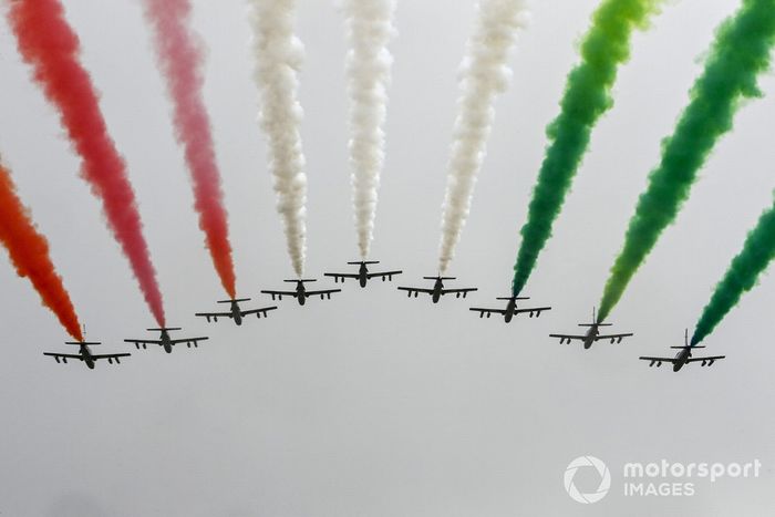 Los aviones Frecce Tricolori sobrevuelan antes de la salida en sus jet trainers Aermacchi MB339A