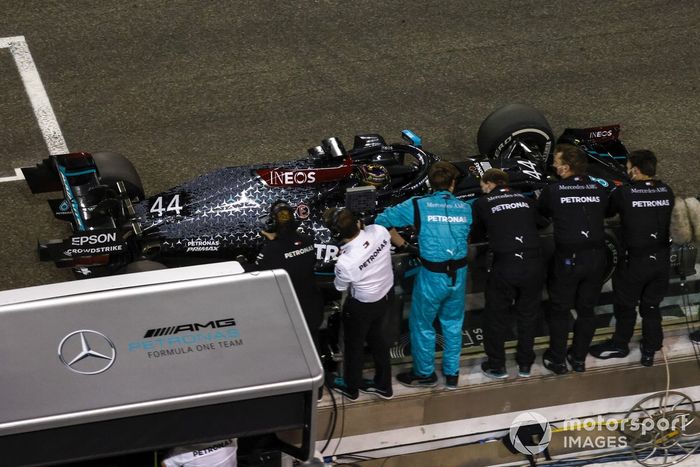 Lewis Hamilton, Mercedes F1 W11, 3ª posición, pasa a su equipo en el muro de boxes al final de la carrera