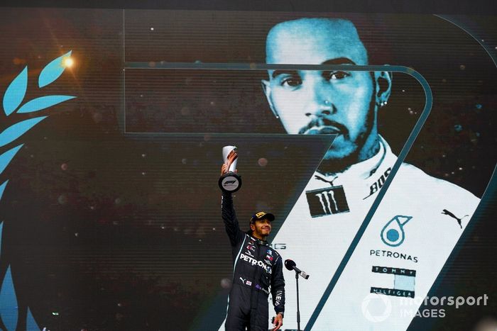 Podio: ganador y campeón del mundo Lewis Hamilton, Mercedes-AMG F1