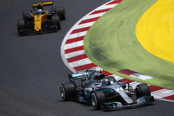 Valtteri Bottas, Mercedes AMG F1 W08, Jolyon Palmer, Renault Sport F1 Team RS17