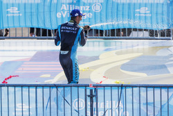 Sébastien Buemi, Renault e.Dams, avec le champagne sur le podium